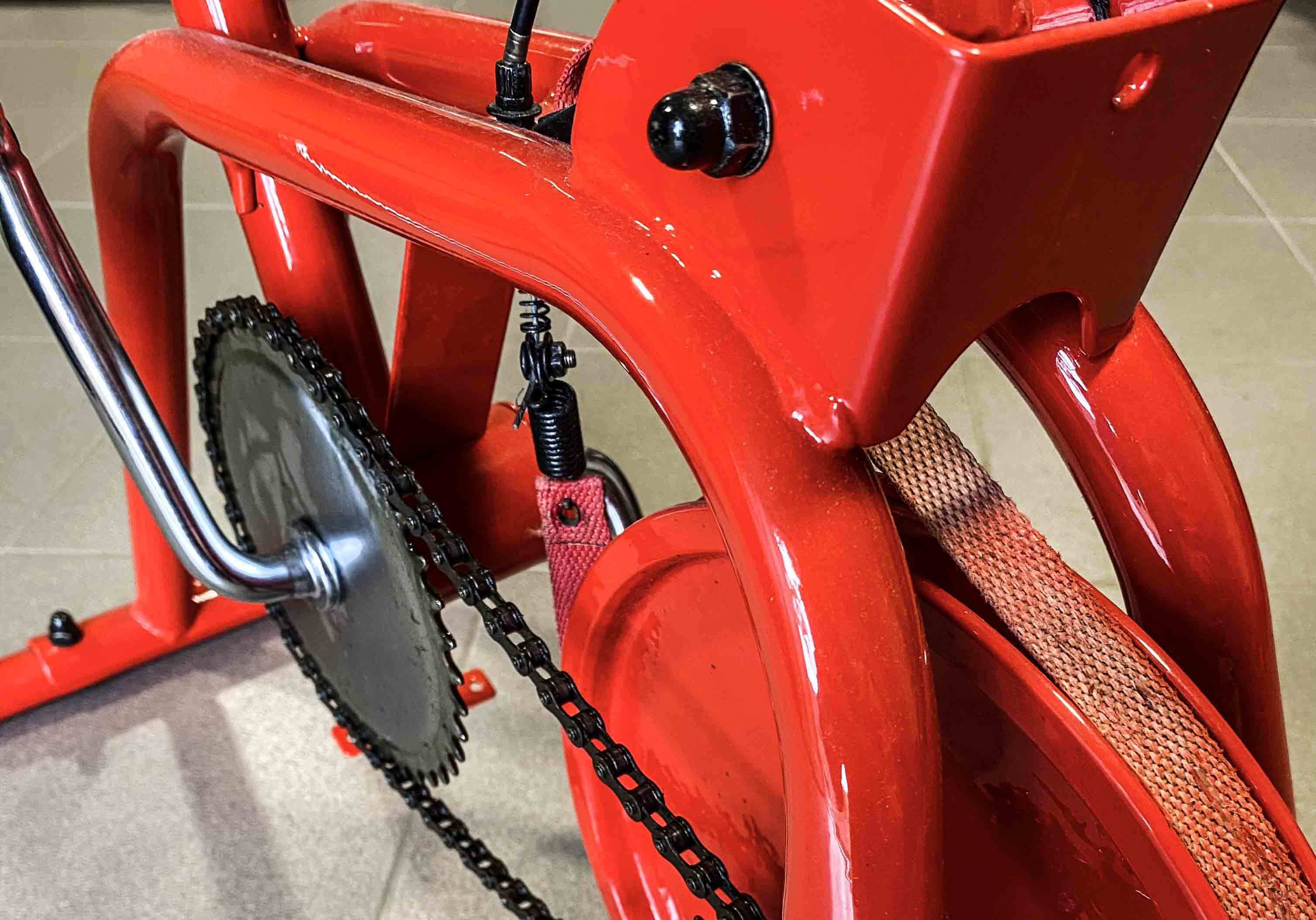 zdjęcie elementu roweru z bliska, który został pokryty warstwą czerwonej farby